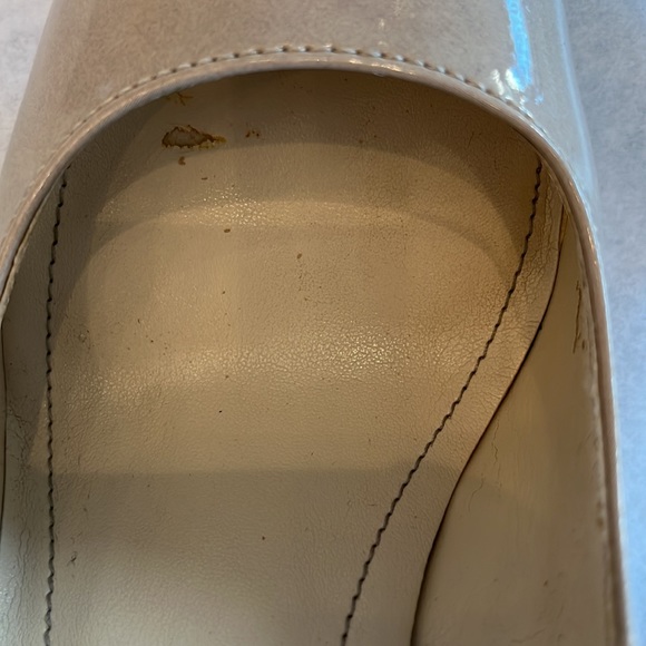 CALVIN KLEIN NUDE PATENT LEATHER PEEP-TOE HEELS.  Size 6 - Picture 6 of 8